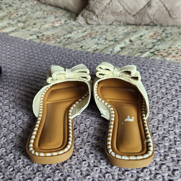 London Fog Cream Bow Sandals Sz 9.5 - Picture 4 of 4